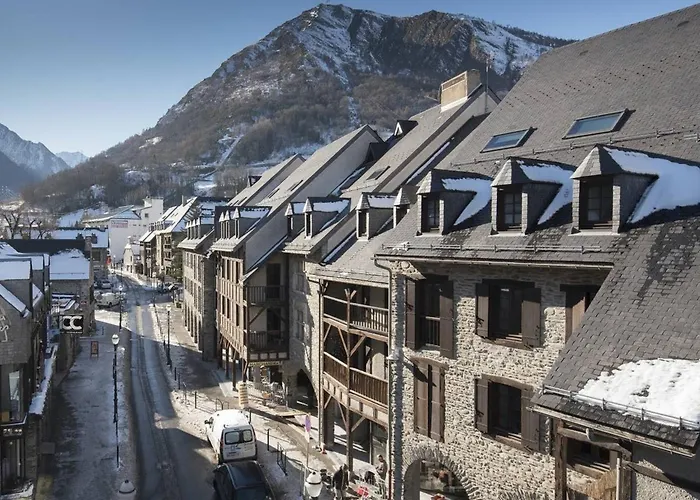 4 Personnes Proche Thermes Et Telecabine A Lary - Fr-1-296-374 *